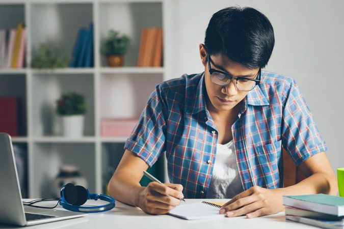 Cómo obtener una beca para estudiar la preparatoria en línea de la SEP