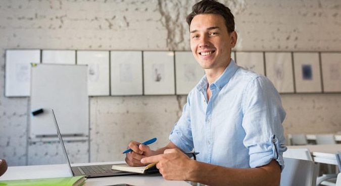 Horas de trabajo promedio para un becario: ¿Cuántas son necesarias?