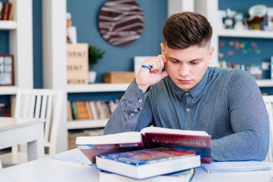 La tercera persona de «Study» en español
