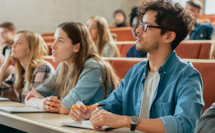 Encuentra becas para estudiantes de universidad privada aquí