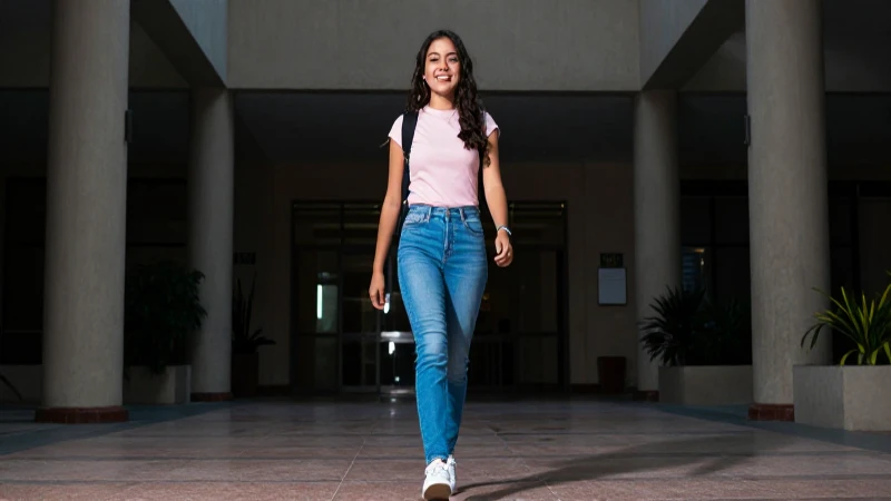 Estudiante mexicano feliz, moderno, real y vibrante