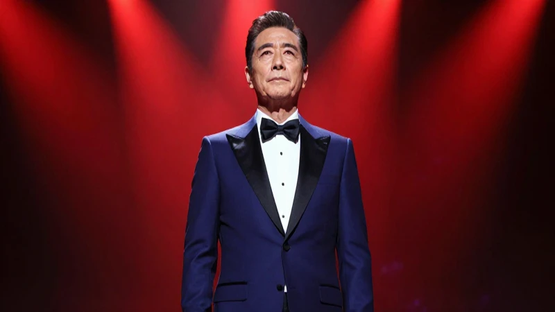 Hombre elegante en traje, luz roja de teatro