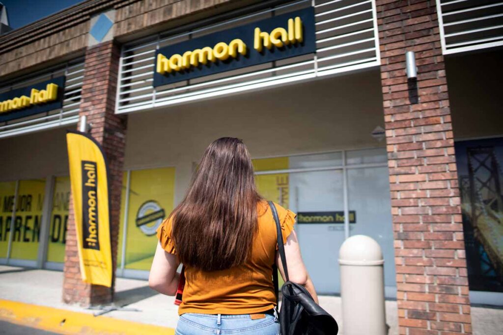 donde puedo encontrar un curso de ingles en harmon hall