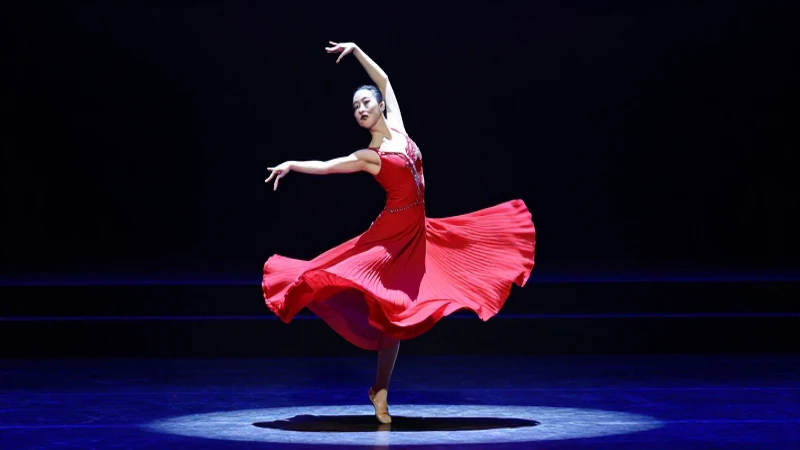 Danzante profesional, poses dinámicas y elegantes bajo luces dramáticas