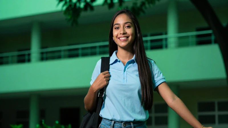 Estudiante mexicano sonriente en campus moderno