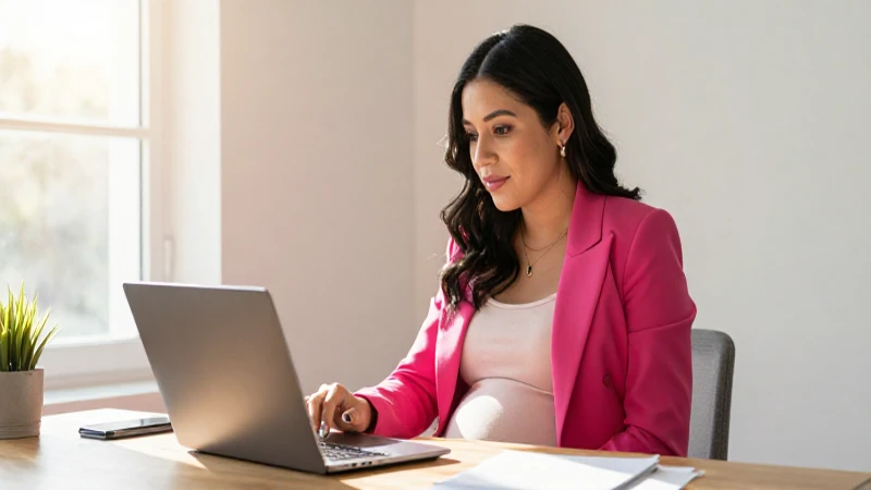 Mujer mexicana embarazada moderna estudiando en su escritorio