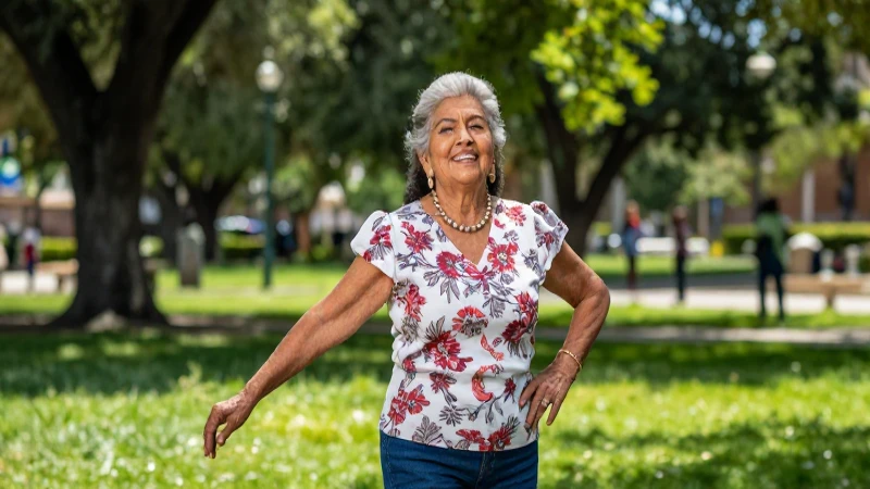 Mujer mayor mexicana alegre y dinámica
