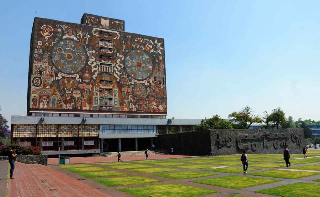 Importancia de las universidades de medicina pública en México