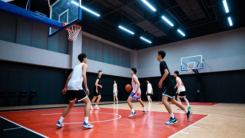 Atletas dinámicos jugando baloncesto en gimnasio moderno