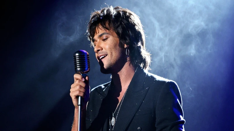 Retrato icónico de cantante en el escenario