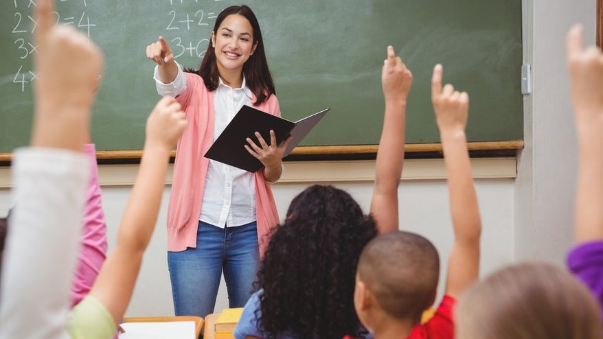 El término utilizado para referirse a la maestra es «docente»