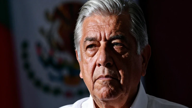 Líder mexicano determinado en primer plano cinematográfico