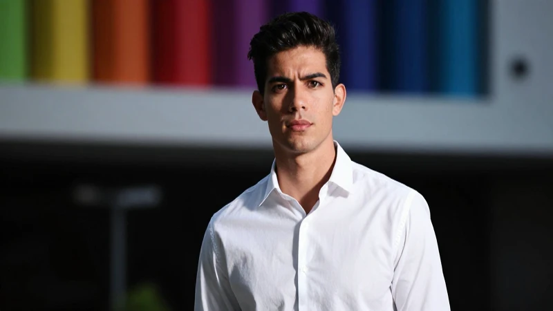 Joven mexicano confiado en estilo cinematográfico
