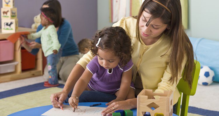 Cuál es el nombre de los profesionales que cuidan niños en guarderías 1 Profesionales de la educación infantil: cuidadores en guarderías