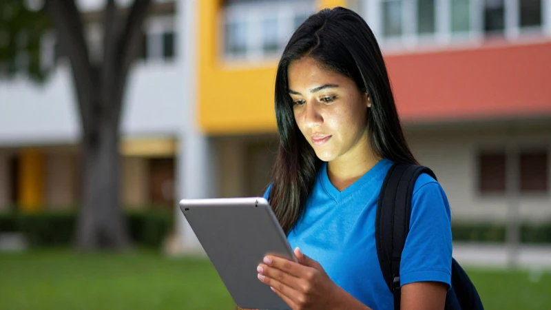 Estudiante mexicano concentrado frente a una tablet brillante