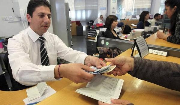 Salario promedio de un cajero en Banco Azteca: ¿Cuánto se gana?