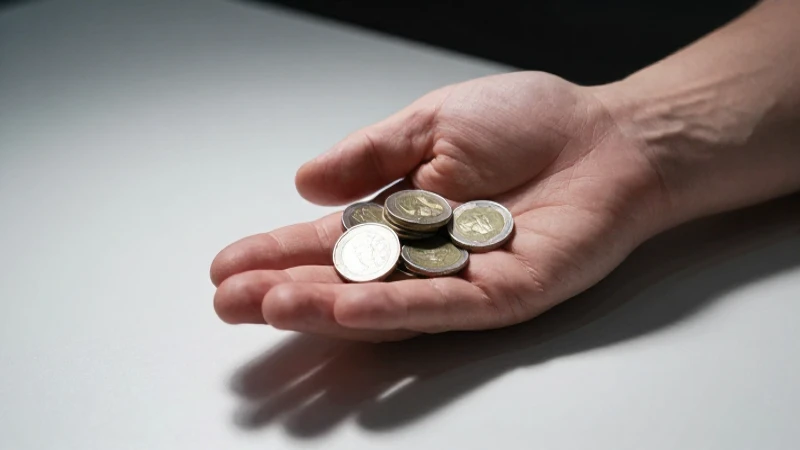 Manos recibiendo monedas en primer plano dramático