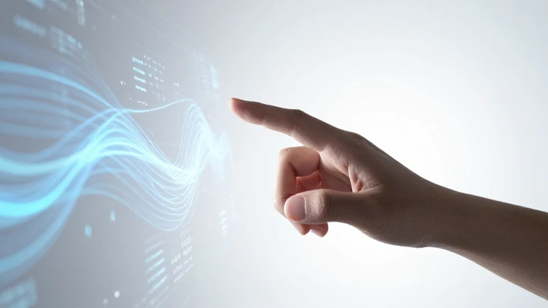 Mano interactúa con hologramas digitales azules