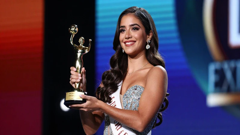 Joven mexicana elegante recibe trofeo en gala